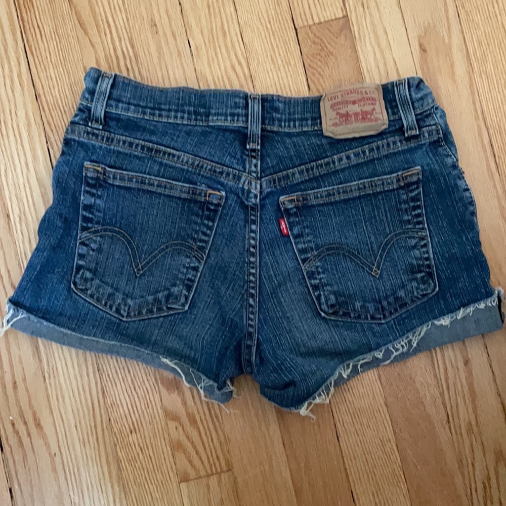 Vintage Levi cutoff shorts sz 8/M (27) - Picture 2 of 3